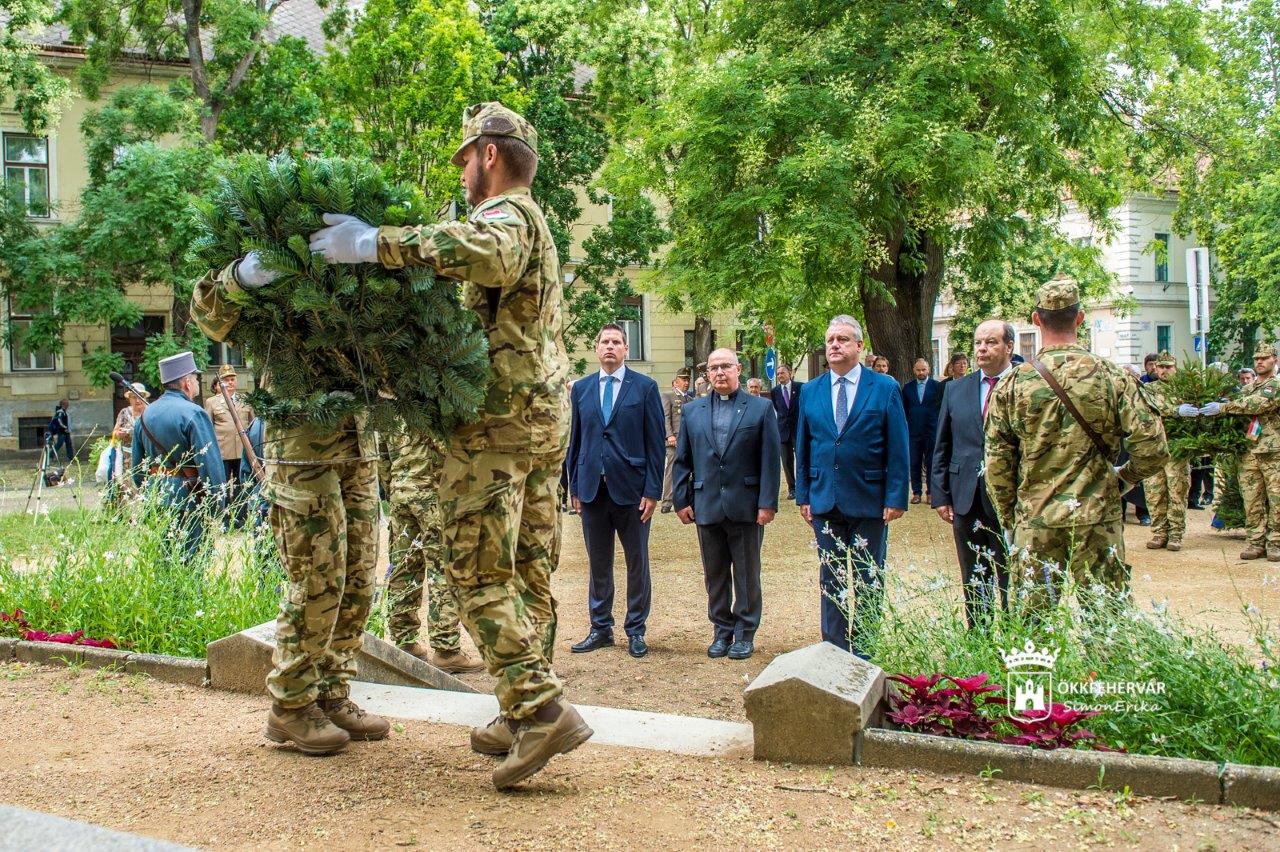 A 17-es honvéd gyalogezred katonáira emlékeztek a Zichy ligetben