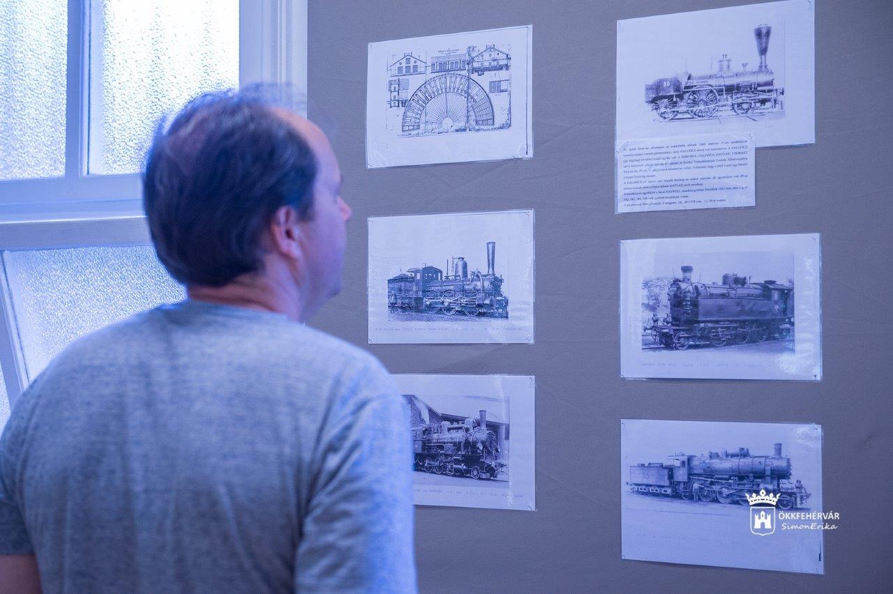 A Fehérvár-Komárom vasútvonal történetét bemutató tárlat képeken