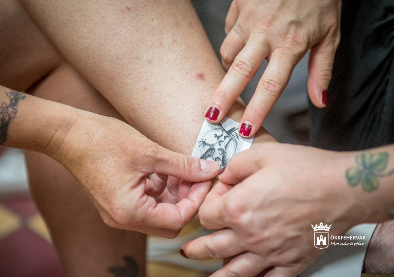 Jótékonysági tetoválás és baráti találkozó a József Attila utcában