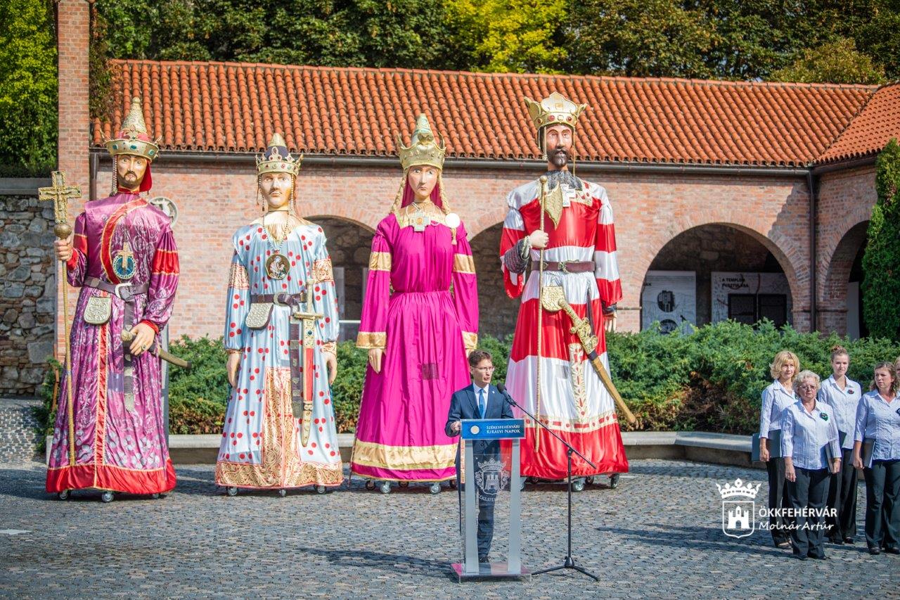 Képeken az osszárium megnyitása a Nemzeti Emlékhelyen