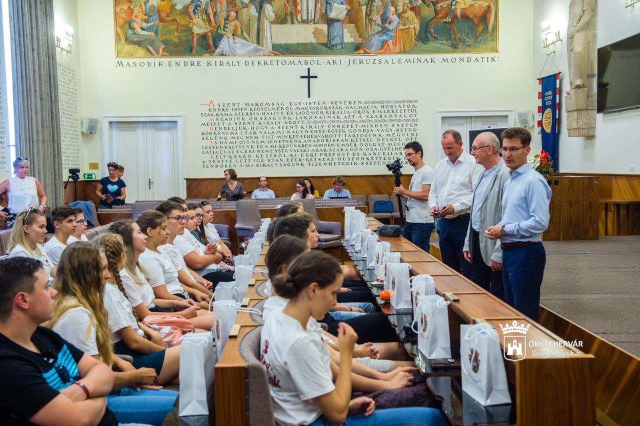 Felvidéki táborozó gyerekek látogatása a Városházán