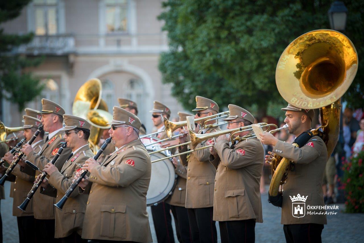 A Székesfehérvár Helyőrségi Zenekar térzenéje a Belvárosban