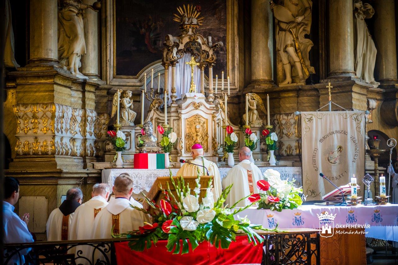 Így áldották meg a város kenyerét Szent István napján