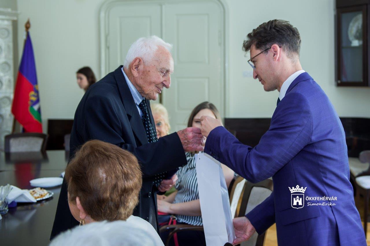 Senior orvosokat köszöntöttek a Városházán