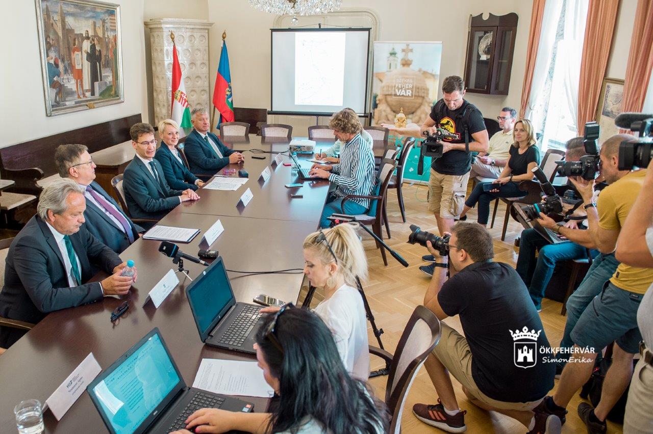 A 81-es négysávúsításáról tartottak tájékoztatót a Városházán