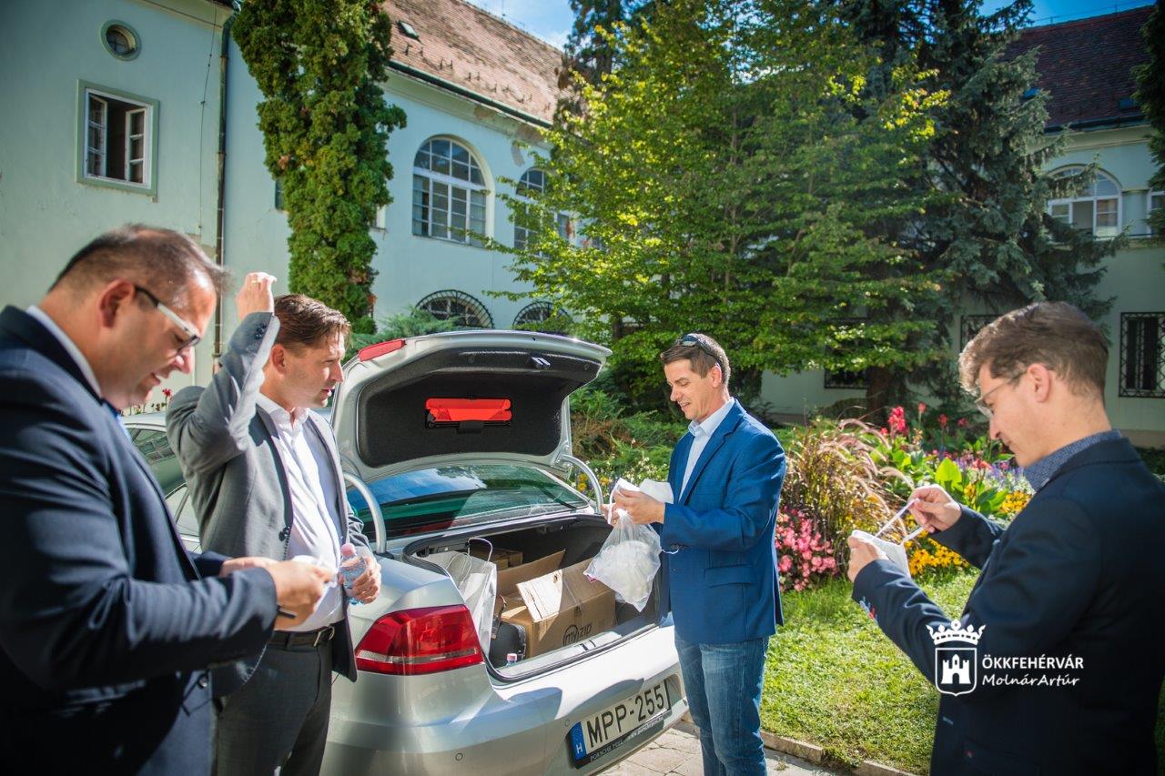 A  Masterplasttól és a Videotontól is maszkokat kapott Székesfehérvár