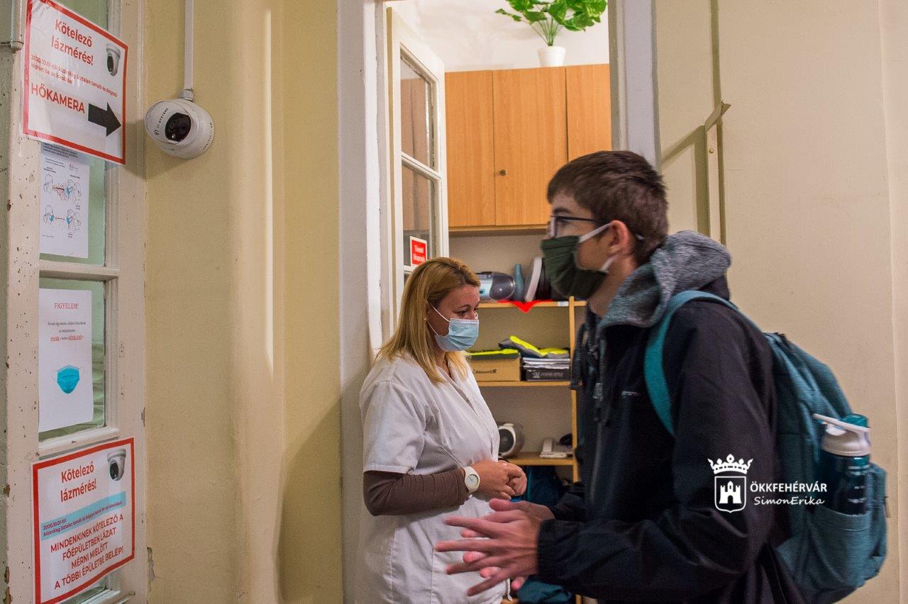 Hőkapus beléptetés a Széchenyi Technikumban