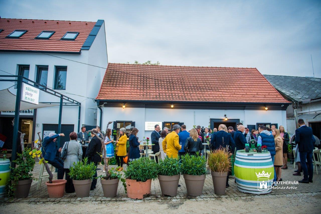 Miklós Csabi pincéjét avatták fel Móron