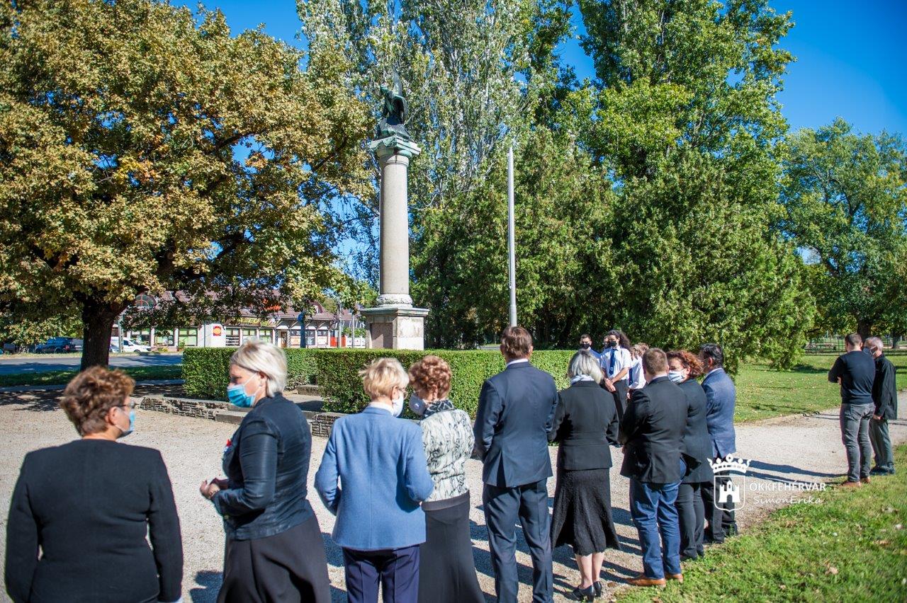 Néma koszorúzás a Halesz ligetben a nemzeti gyásznapon