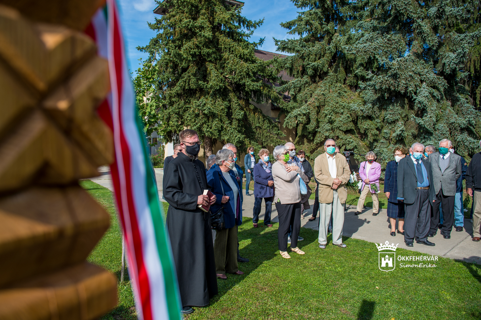 Felavatták Megyeri Sándor kopjafáját az Öreghegyi plébánia kertjében