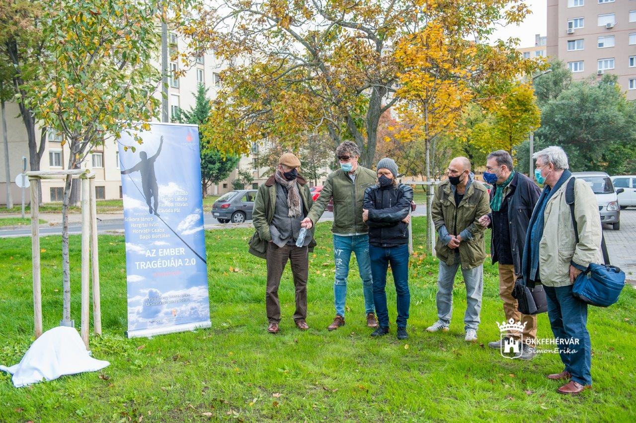 Emlékkő Az ember tragédiájának bemutatója előtt