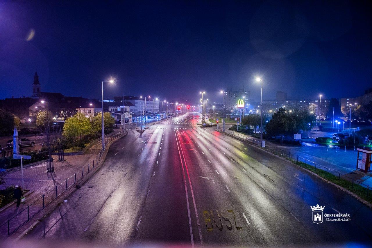 Képeken Székesfehérvár a kijárási tilalom első estéjén