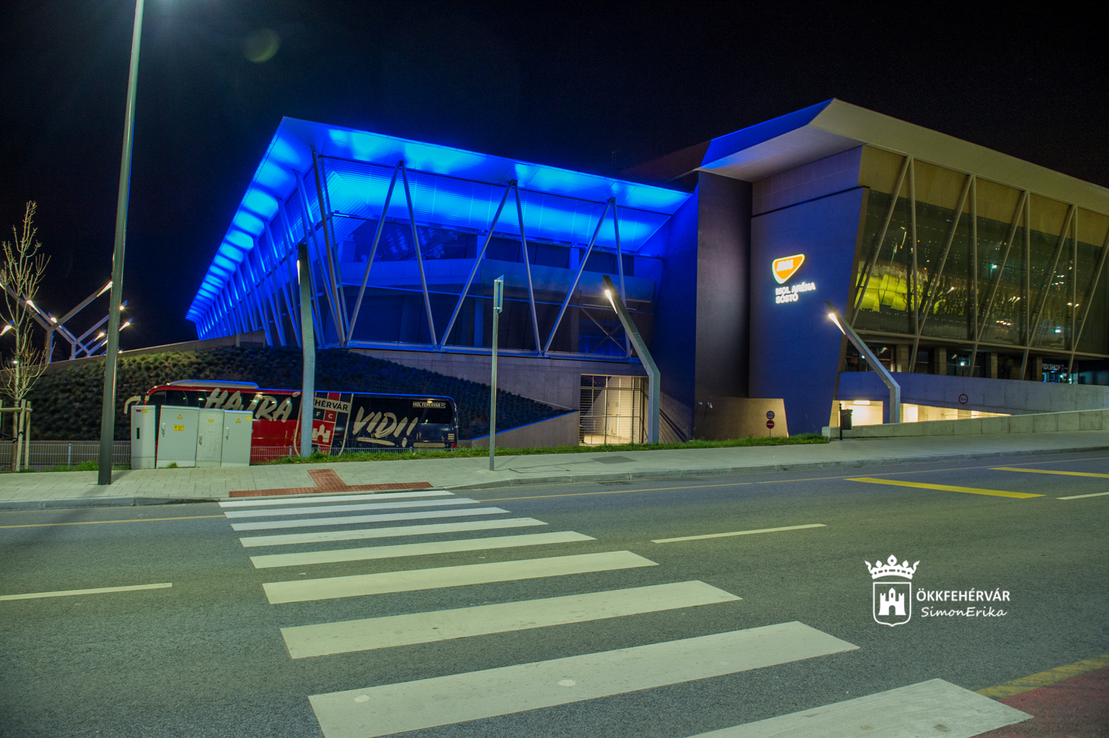 Kékbe öltözött a MOL Aréna Sóstó pénteken este