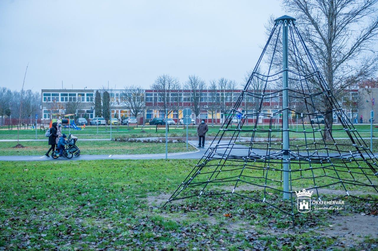 Képeken a sport- és szabadidőközpont projektzárója a Palotavárosi tavaknál