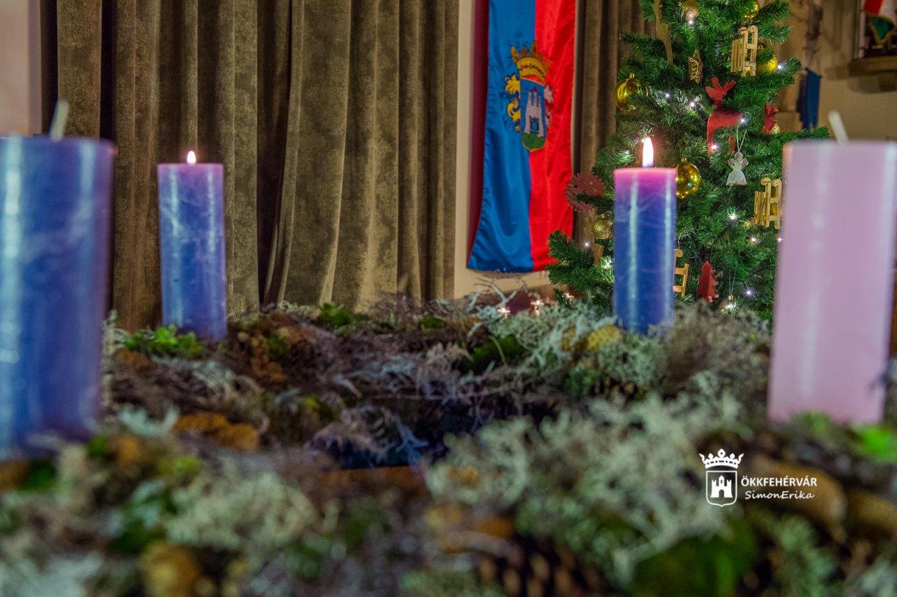 A remény gyertyája is lángra gyúlt a város adventi koszorúján