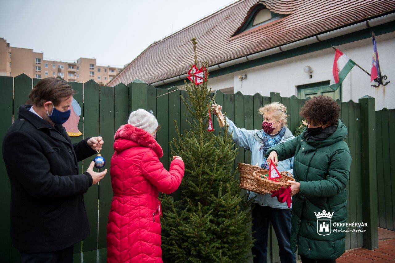 Karácsonyfa díszítés a Rác utcában fehérvári kézművesekkel