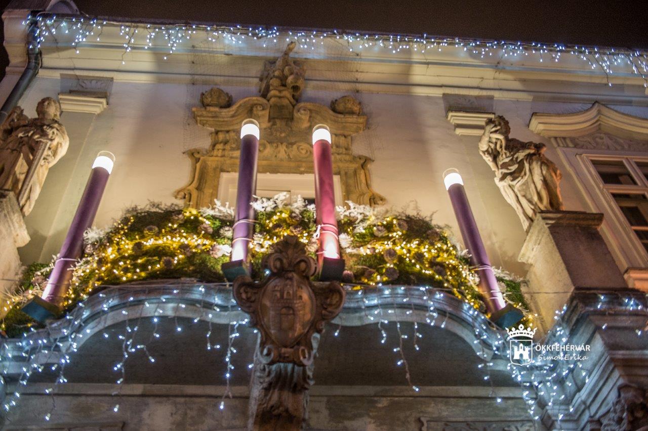 A szeretet gyertyája is fellobbant Székesfehérvár adventi koszorúján