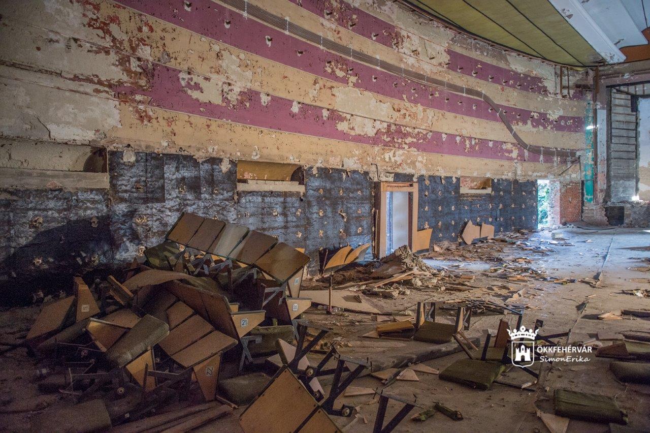 Utolsó képek a romos épületről - így kezdődött a volt Köztársaság mozi felújítása