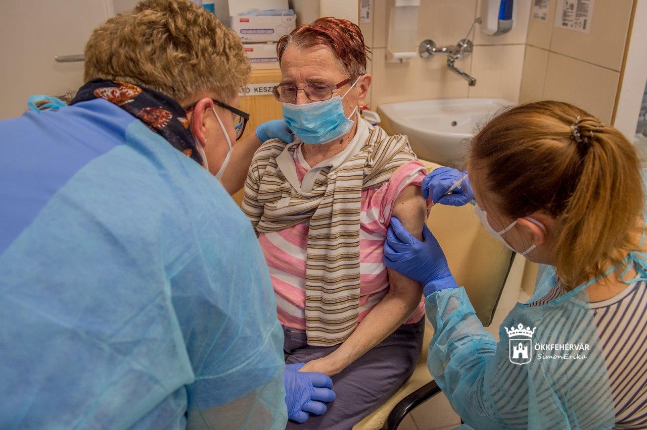 A második oltást kapják már a fehérvári idősotthonokban