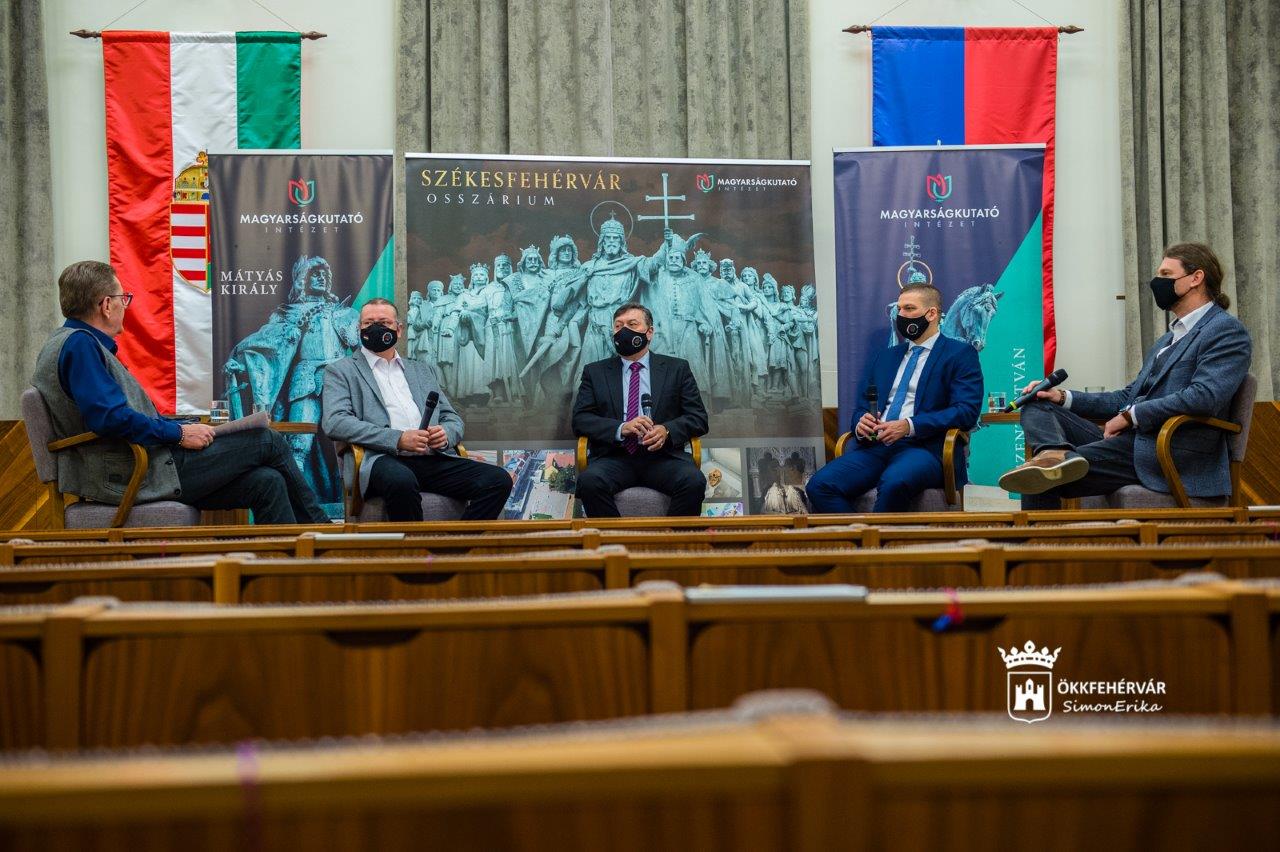 Kerekasztal-beszélgetés a királyi csontmaradványokról a Városházán