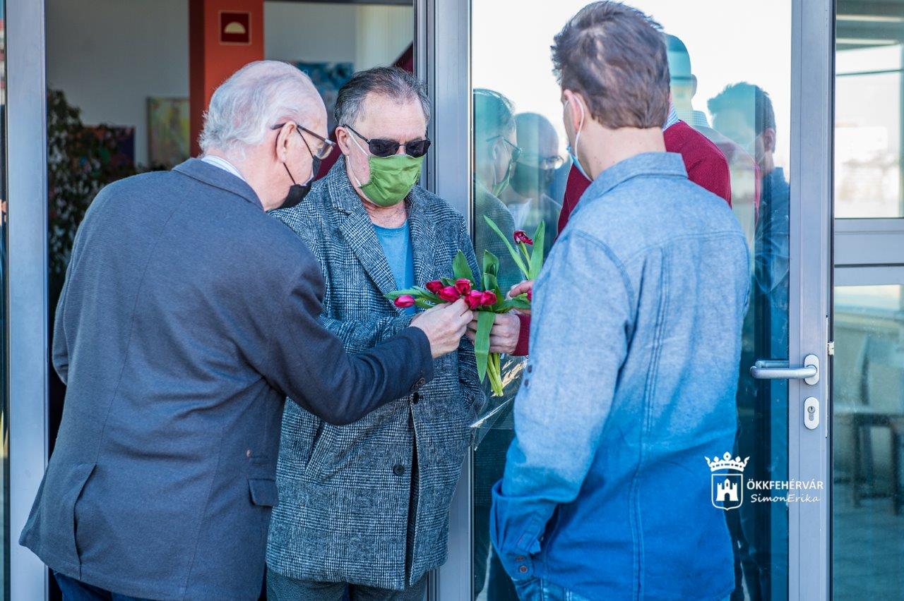 Nőnapi meglepetés a hölgyeknek a Vörösmarty Színház színművészeitől