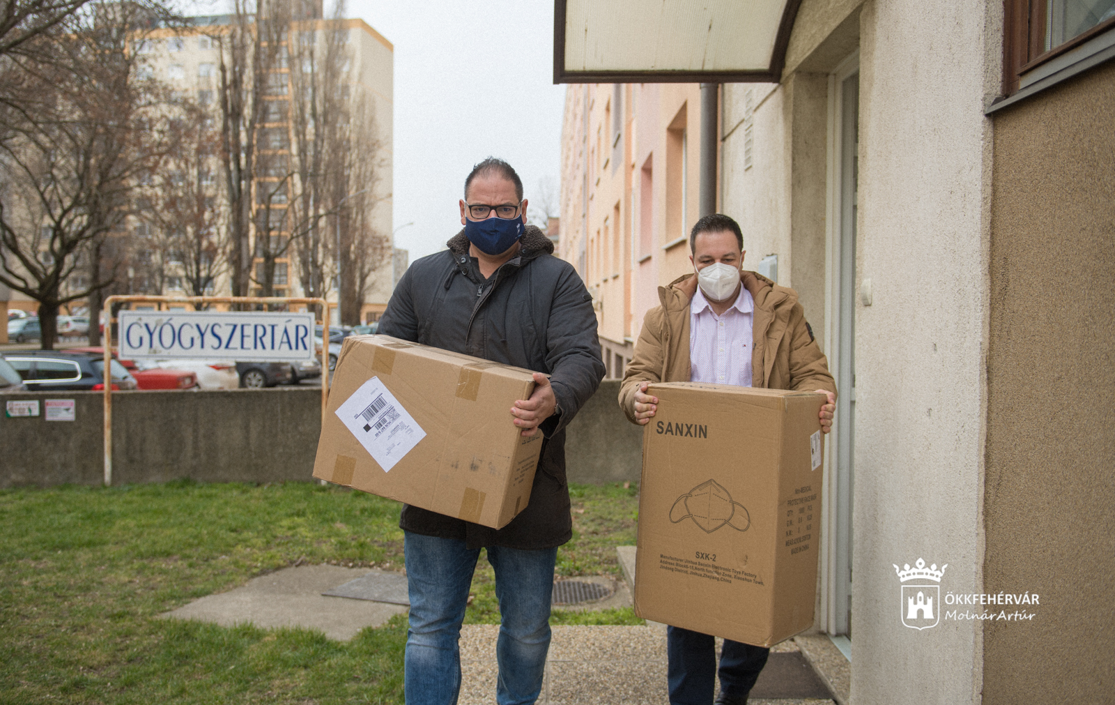 Maszk adománnyal segít a Szekfű Gyógyszertár