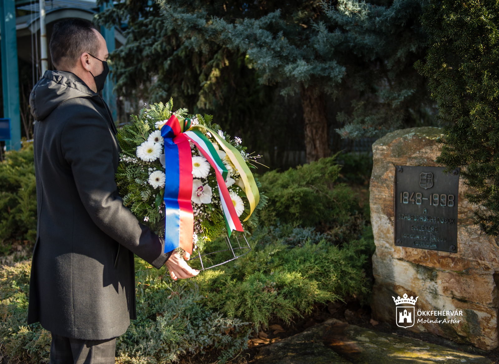 A képviselők koszorúkat helyeztek el a városi köztereken és az emléktábláknál