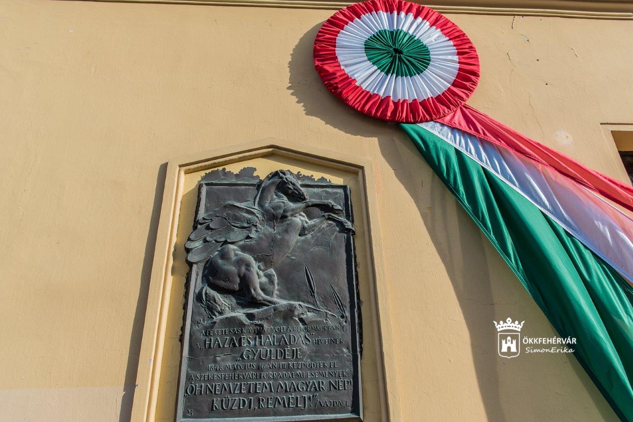 Koszorúzás Március 15-én a Fekete Sas Szállónál