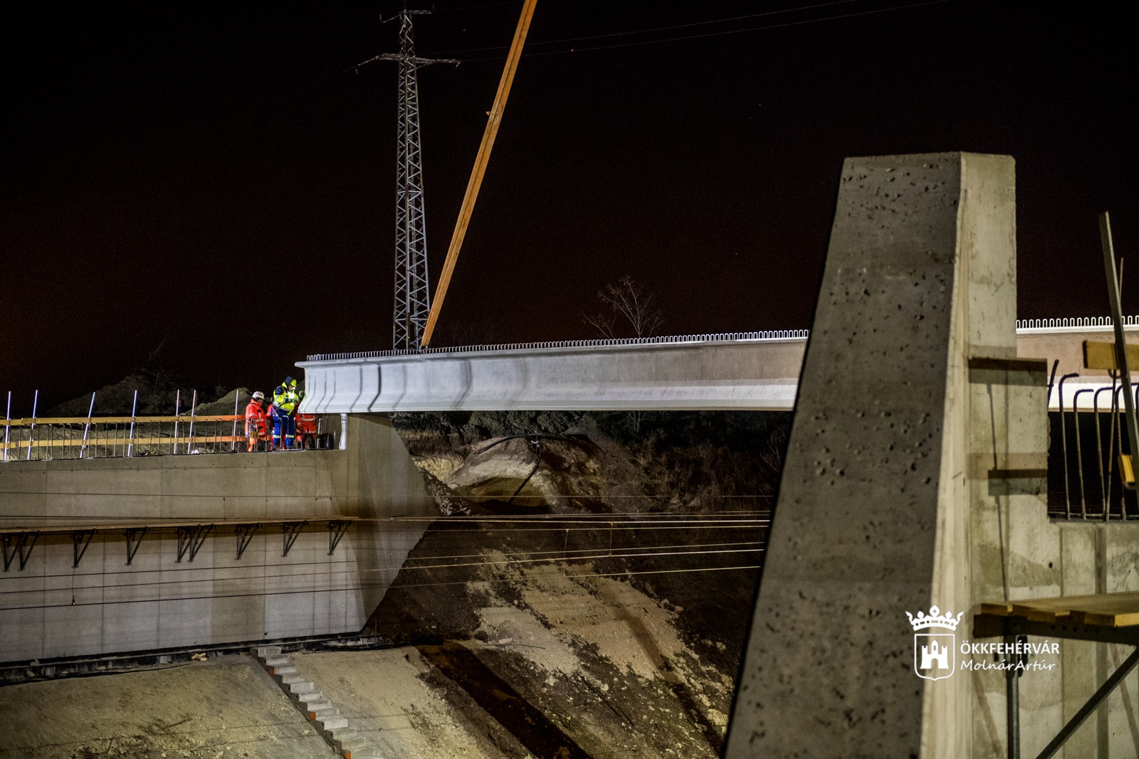 Így emelték be éjszaka a déli összekötő hídgerendáit