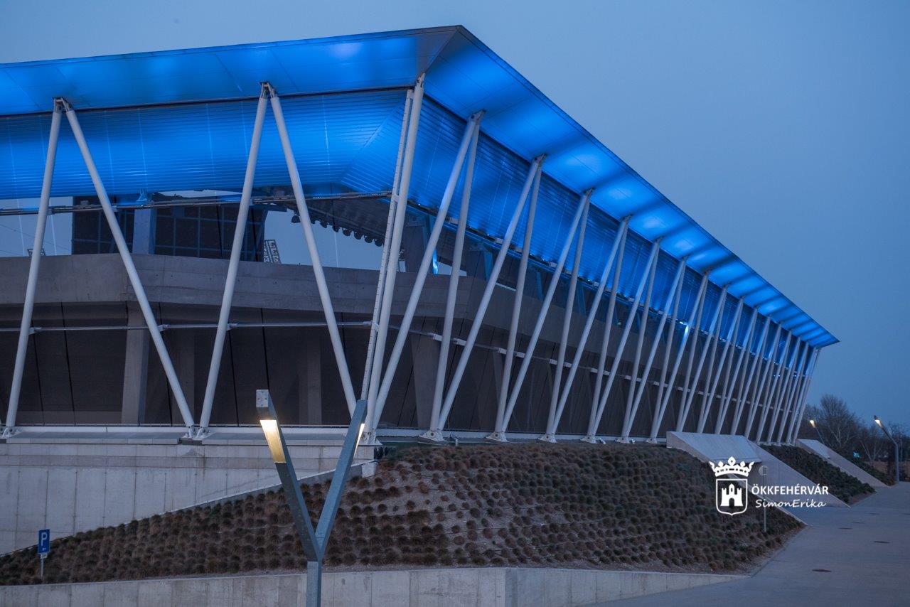 Kékbe öltözött a MOL Aréna Sóstó az autizmus világnapján