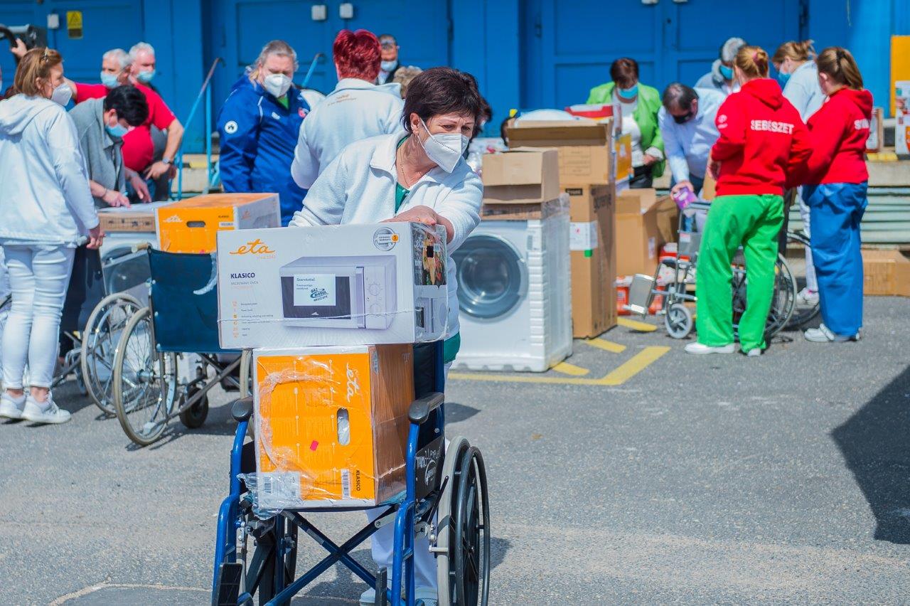 Másfélmillió forint értékben kaptak háztartási eszközöket az ápolók