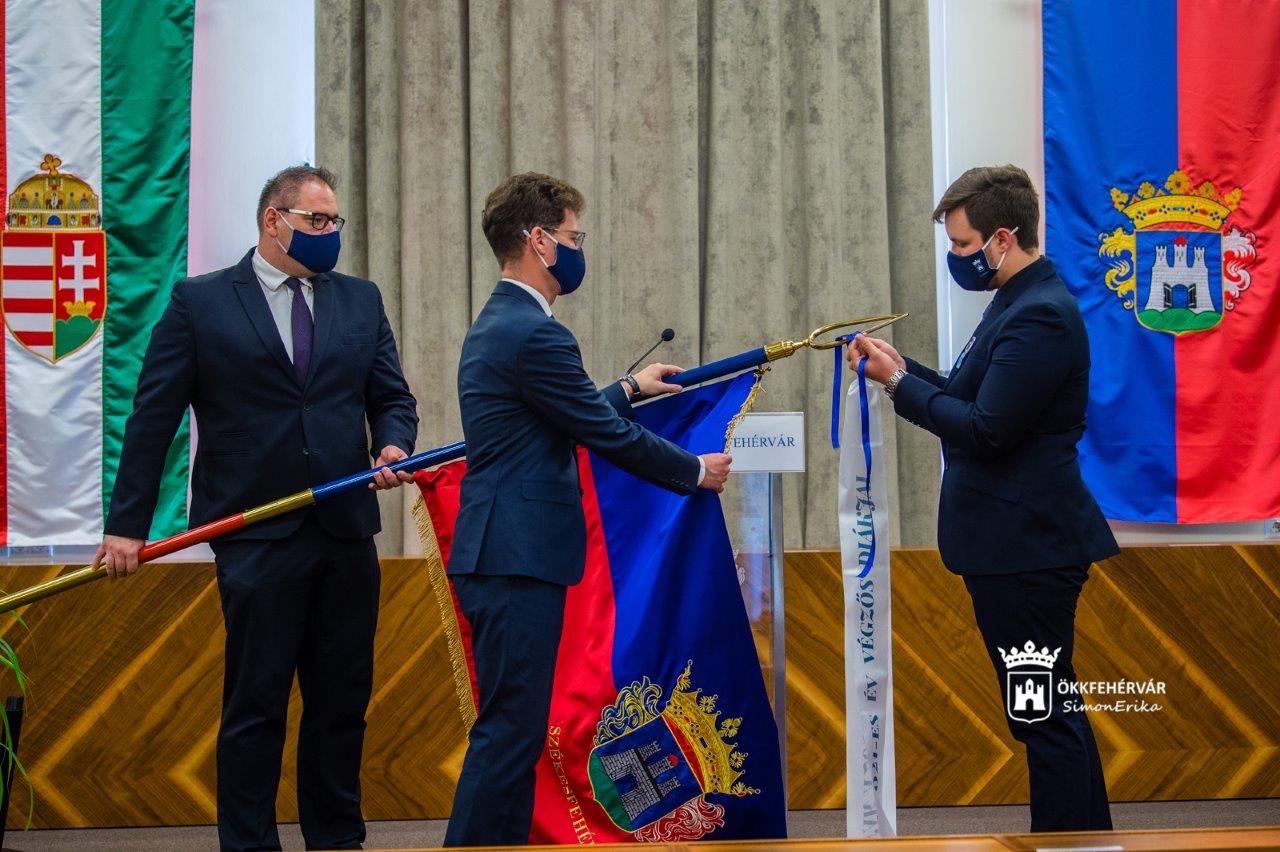 Ballagás 2021 - felkerült a végzősök szalagja a város zászlajára