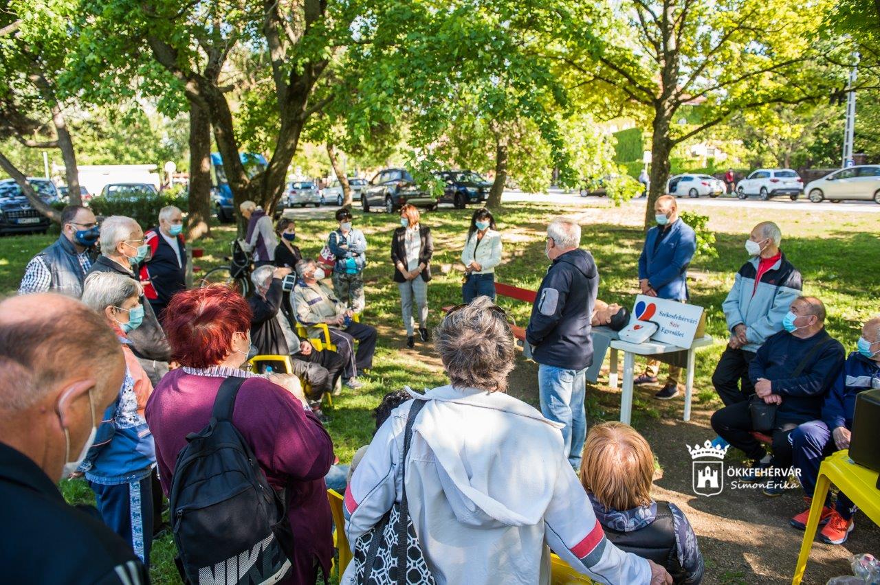 Defibrillátor átadás és gyógytorna a Halesz Parkban