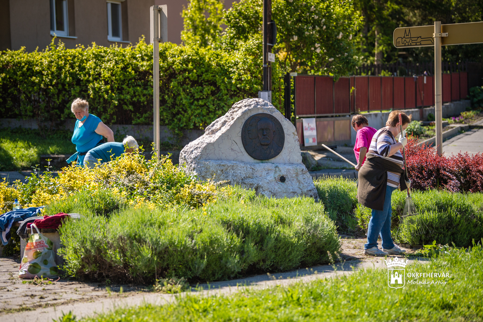 A Bory térnél szépítették környezetüket a nyugdíjasok