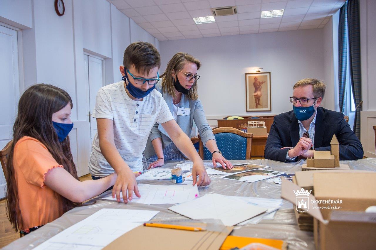 Nyílt napot tartott az MCC a Városházán