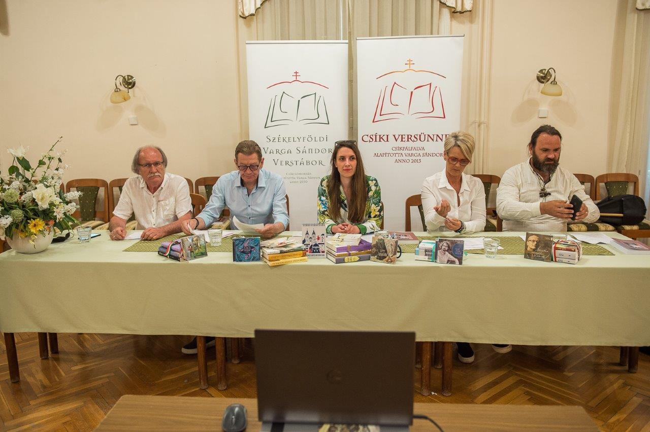 Képeken a IX. Csíki Versünnep fehérvári eredményhirdetése