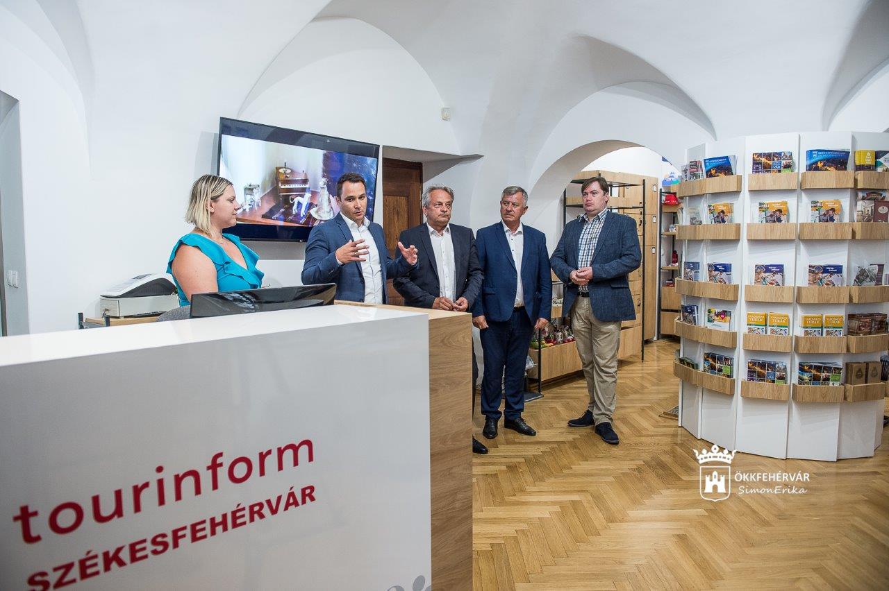 A Turisztikai Ügynökség bejárása a felújított Fehérvári Tourinform Irodában