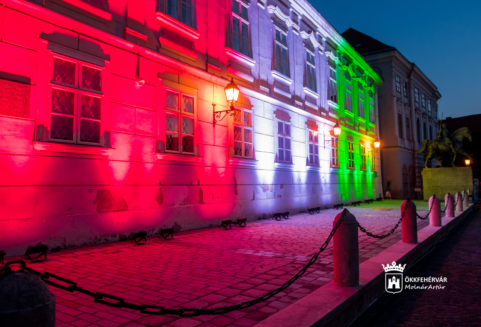 Kezdődik az olimpia - nemzeti színbe öltözött Fehérvár