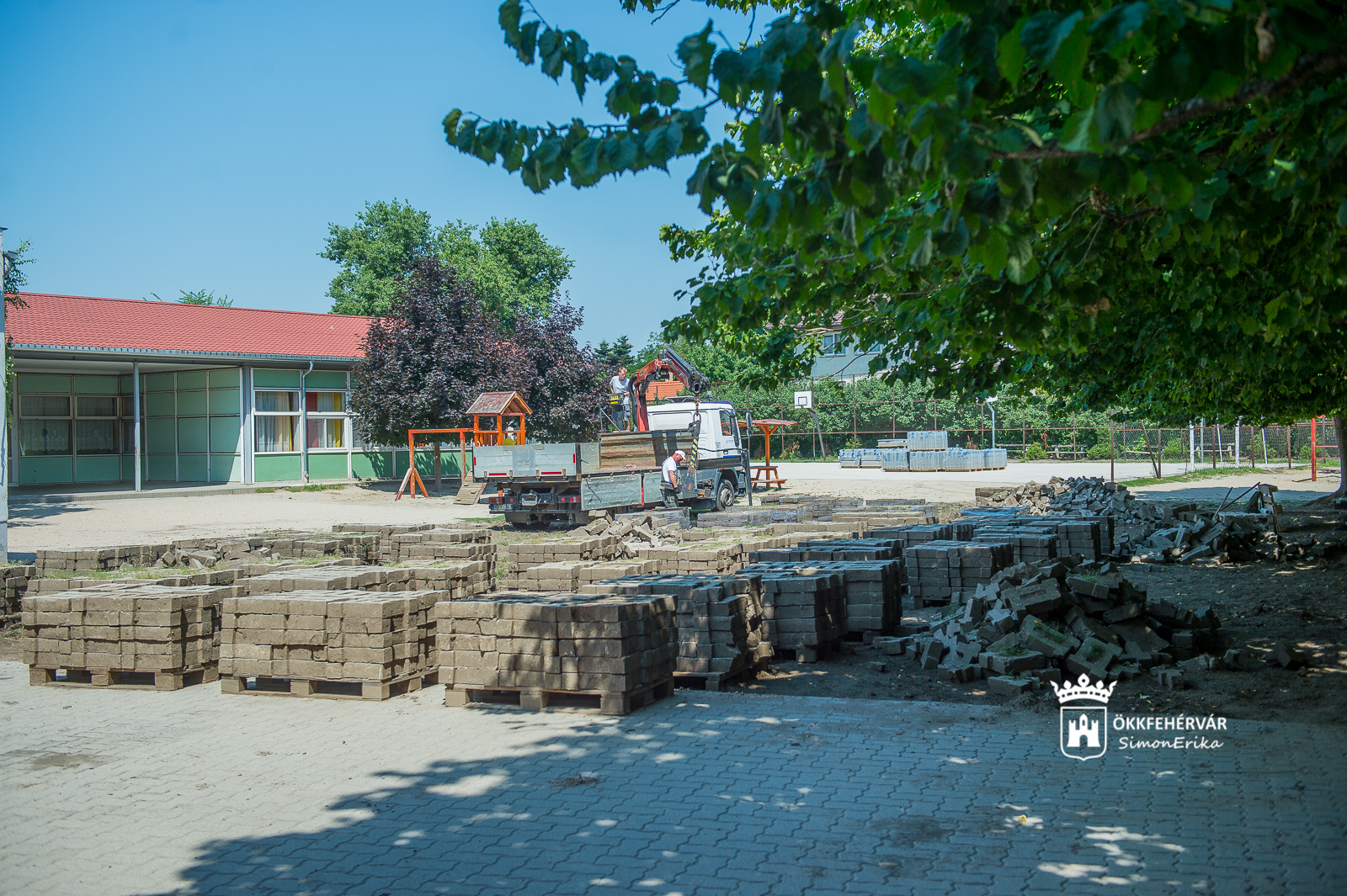 Épül-szépül a Tácsics Iskola udvara