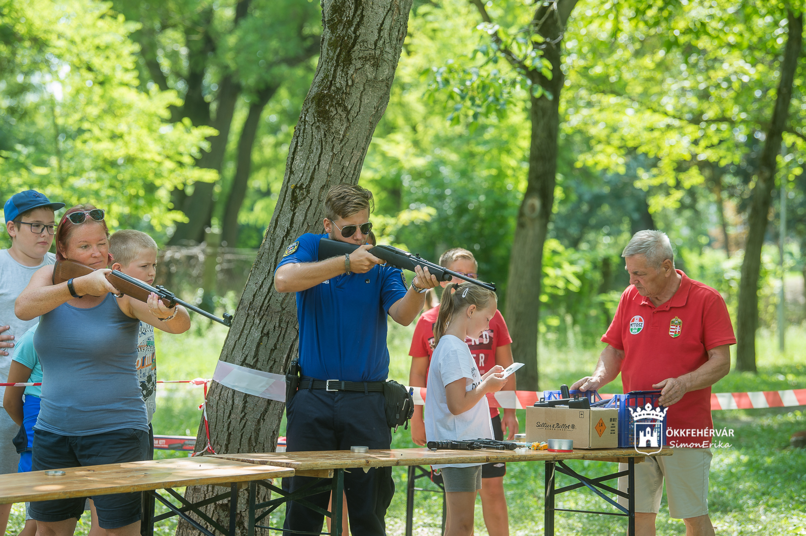 Lövészet és biciklis akadályverseny a Napraforgó Táborban