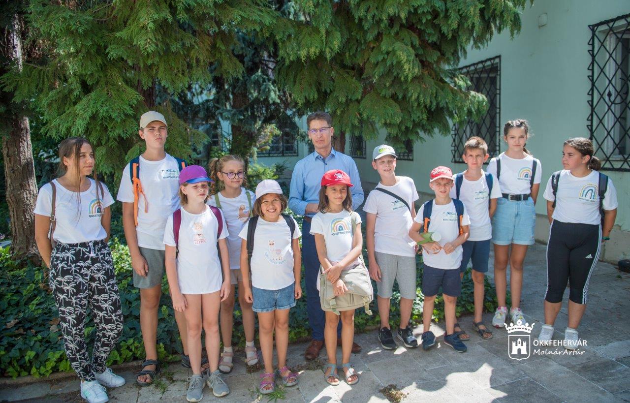 Táborozó gyerekek jártak a fehérvári Városházán