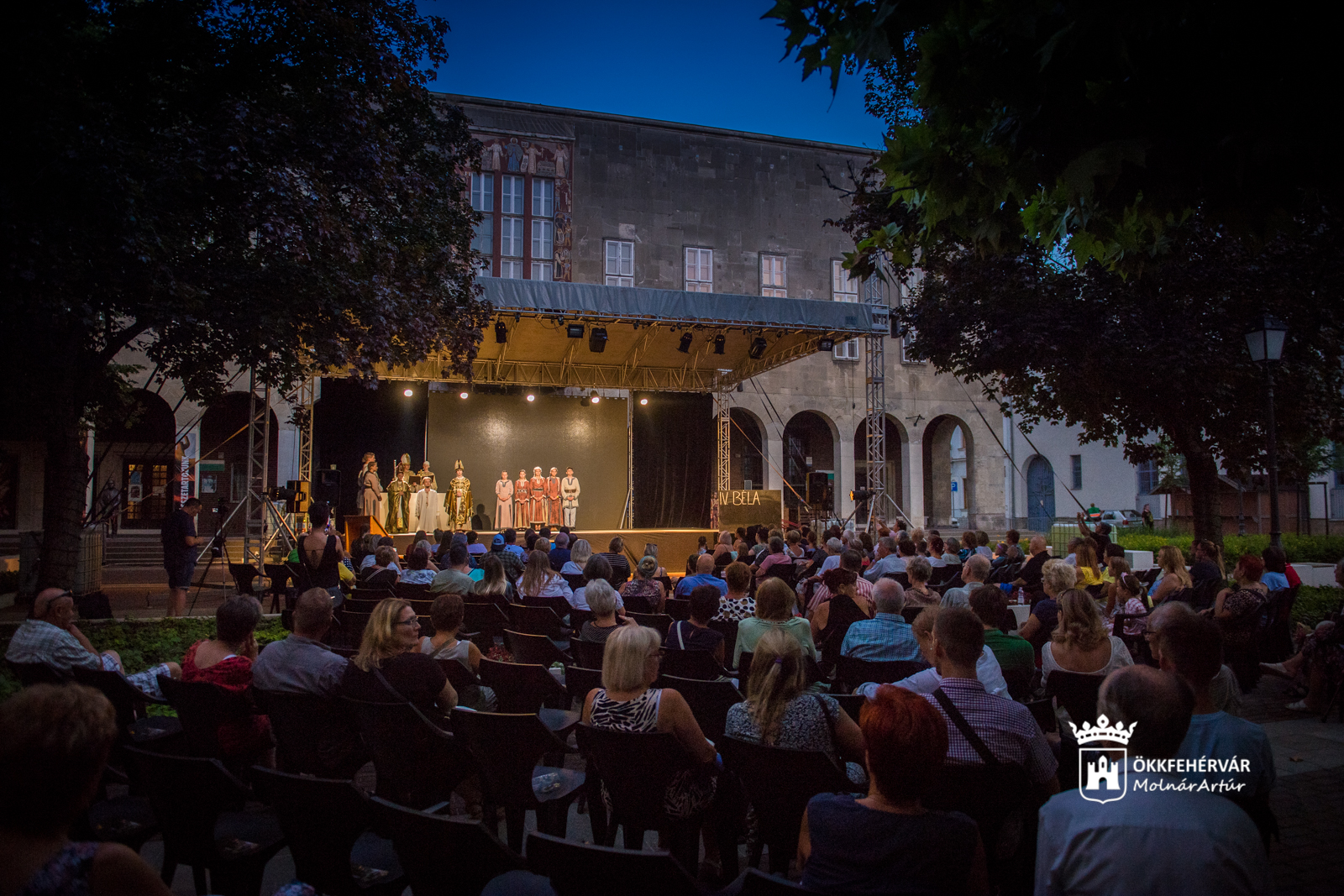 Átölel a múlt a Bartók Béla téren
