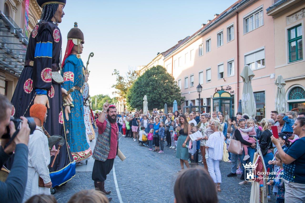 Királyi óriásbábok felvonulása a színháztól a Városház térig