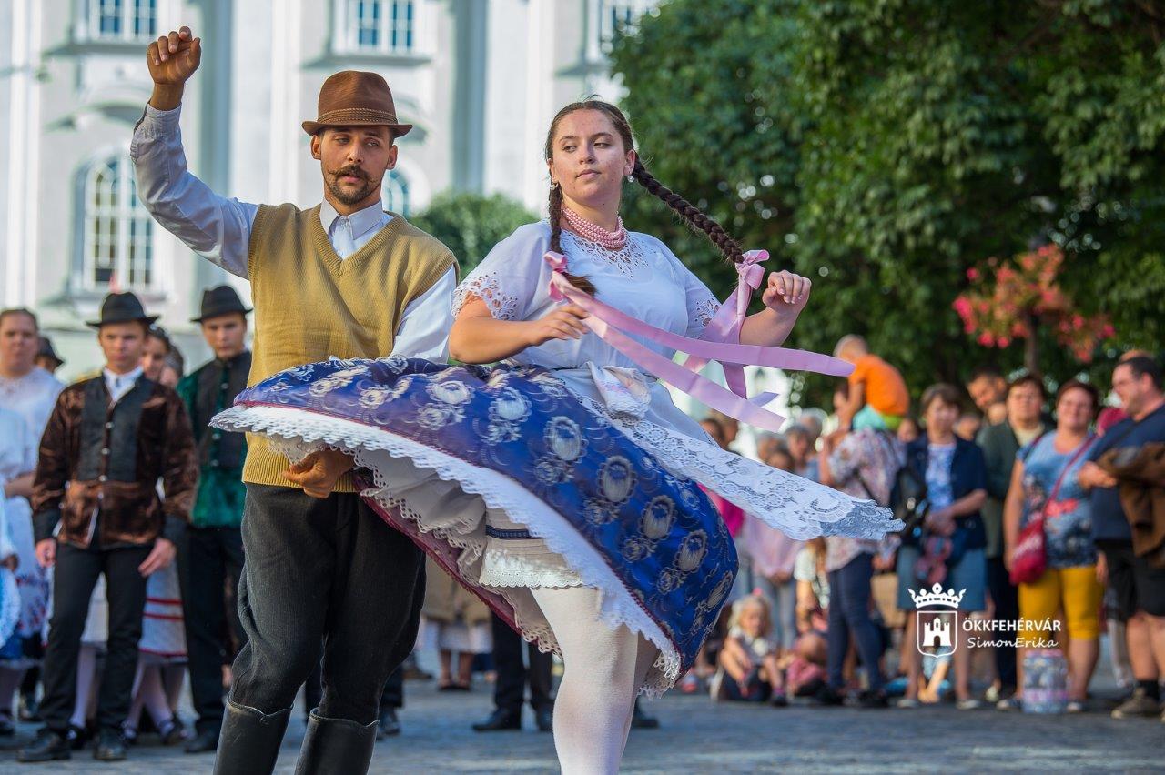 „Szatmártól a Mezőföldig” - néptáncos bemutatkozás és felvonulás Fehérváron
