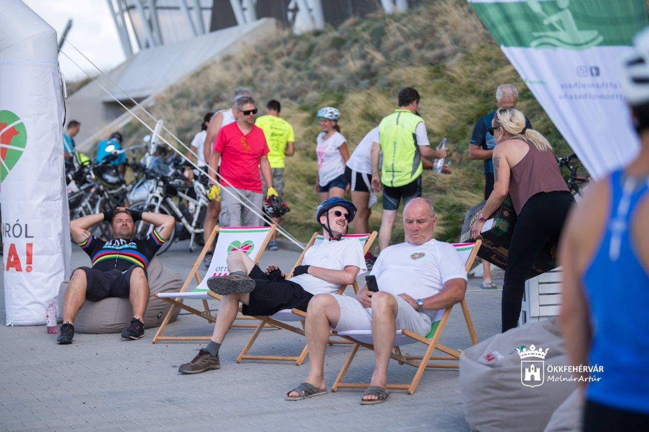 Az Otthonról Haza kerékpáros túra résztvevőinek köszöntése Sóstón