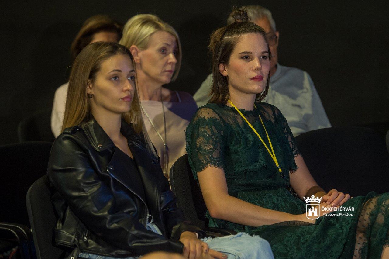 Színházi évadnyitó a megújult Pelikán Fészekben