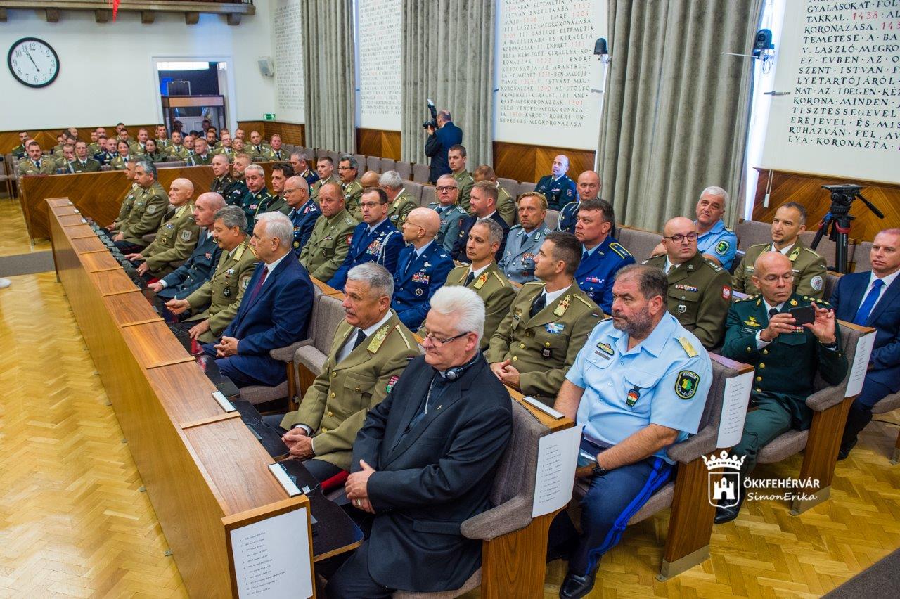 Az NFIU ünnepi állománygyűlése a Városháza Dísztermében