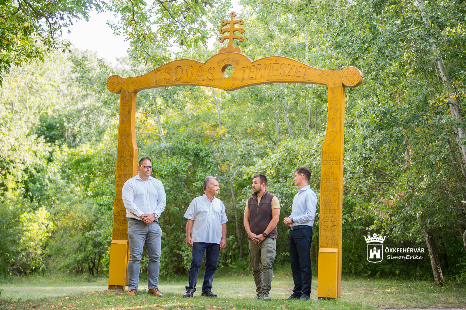 Faragott díszkaput ajándékozott Vacsi László a Zöld tanyának