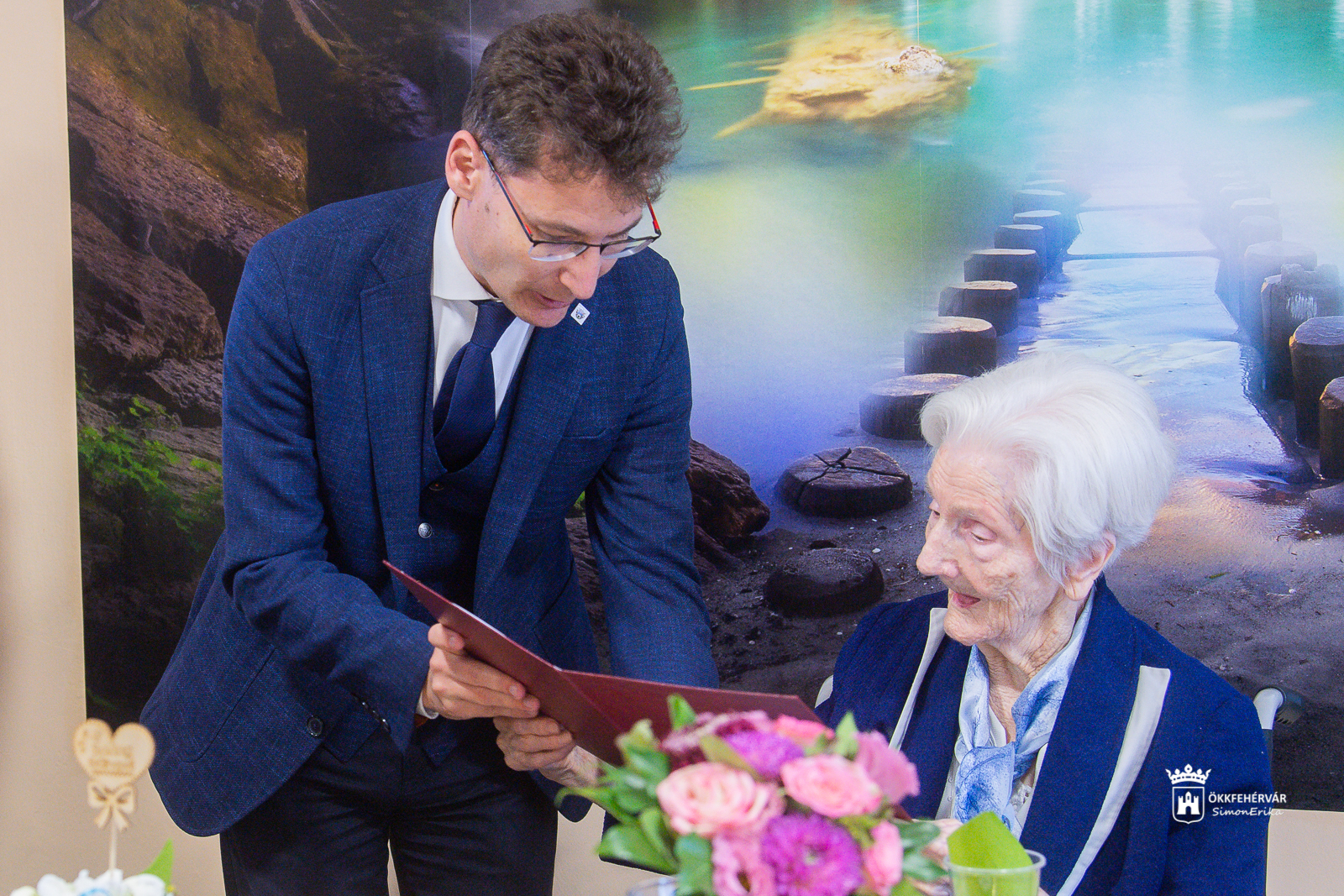 A 100 éves Pöröntő Jánosné köszöntése Feketehegy-Szárazréten