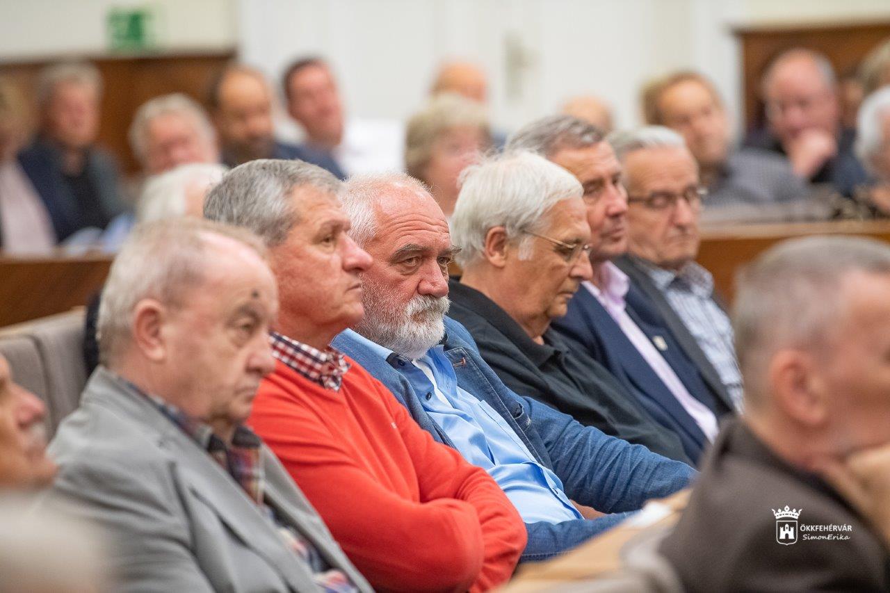 Fehérvár Sportkönyve - a Városházán mutatták be Vakler Lajos új könyvét